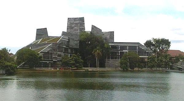Perpustakaan UI yang Ramah Lingkungan Proyek ini merupakan pengembangan dari perpustakaan pusat yang dibangun pada tahun 1986-1987, didanai oleh pemerintah dan industri dengan anggaran sekitar Rp100