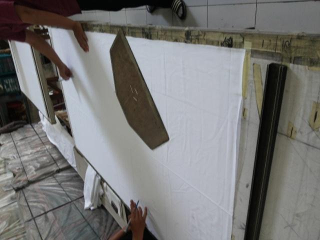 kain sebagai acuan pengecapan motif batik cap d) Proses pengecapan batik, yakni
