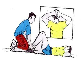 61 d. Pelaksanaan 1) Sikap permulaan a) Berbaring terlentang di lantai atau rumput, kedua lutut di tekuk dengan sudut ± 90, kedua tangan jari-jarinya berselang selip diletakan di belakang kepala.
