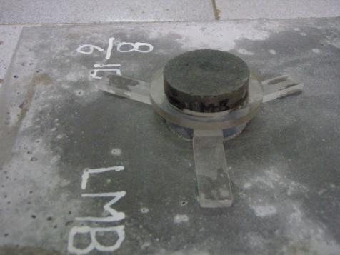 Pemasangan landasan berbahan aluminum berbentuk silinder pada bagian sisi atas agregat yang direkatkan menjadi satu dengan perekat.