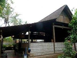 BAB 2 ELEMEN ARSITEKTURAL Konsep ruang pada rumah Osing identik dengan bentuk rumah Kampung lainnya di Jawa Timur yang mempunyai kaitan erat dengan struktur sosial masyarakat Osing yang cenderung