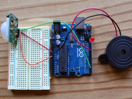 Rangkailah seperti gambar dibawah ini Keterangan: Pin VCC pada PIR Sensor di jumper ke 5v Power pada Arduino.