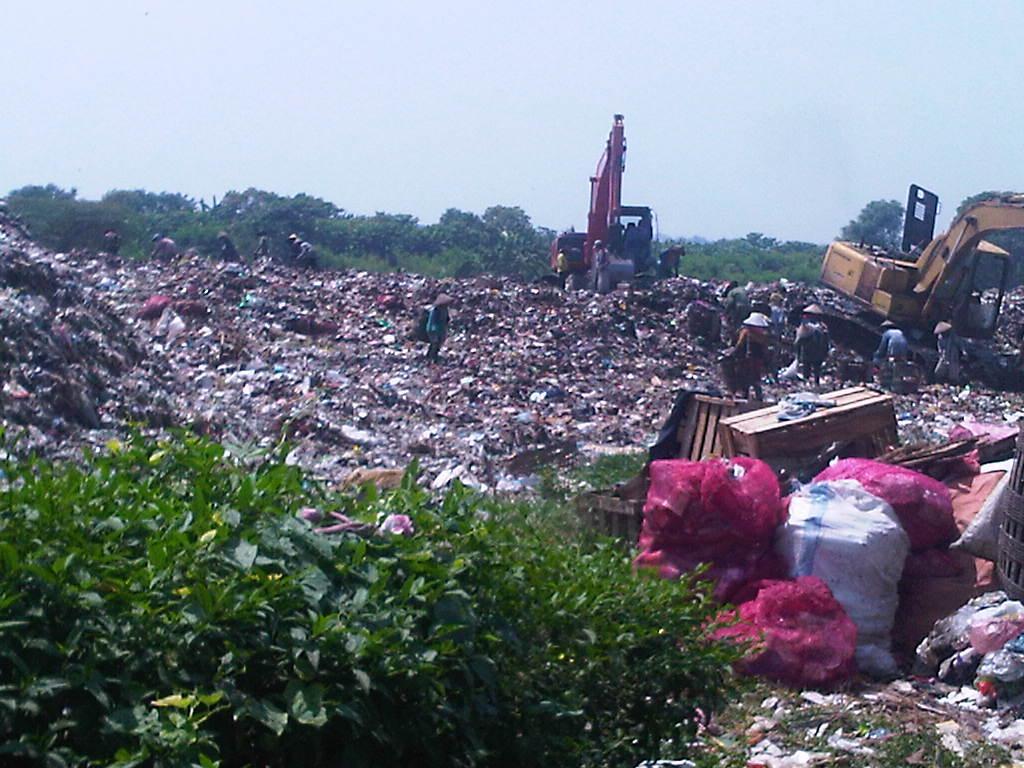 Latar Belakang Sistem TPA masih bersifat Open Dumping, sebagai tempat penimbunan saja Kondisi sampah yang ditampung di TPA saat ini telah