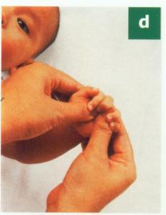 (5) Putar jari-jari Pijat lembut jari bayi satu per satu menuju ke