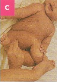 Pertemukan ujung kaki kiri dengan ujung tangan dan kaki bayi ke atas posisi semula.
