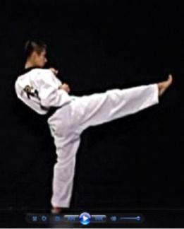 (3) Sentakan atau lecutkan kaki kanan menggunakan bantalan telapak kaki bagian depan (ap chuk)