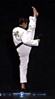 (2) Angkat kaki kanan setinggi-tingginya sampai menyentuh dada dan kaki kiri sebagai tumpuan tetap lurus.
