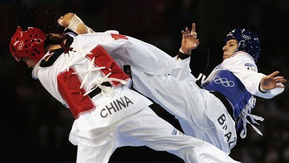 4. Hakekat Dollyo Chagi Dollyo Chagi merupakan salah satu tendangan dasar dalam beladiri taekwondo, karena dollyo chagi merupakan tendangan yang mudah untuk menghasilkan poin saat bertanding dan