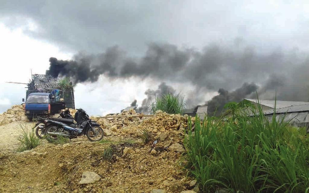 SABTU, 20 JANUARI TAHUN 2018 HALAMAN 16 POLUSI: Salah satu perusahaan pengapuran di Desa Padabeunghar, Kecamatan Jampangtengah, saat melakukan pembakaran bahan batu kapur menggunakan