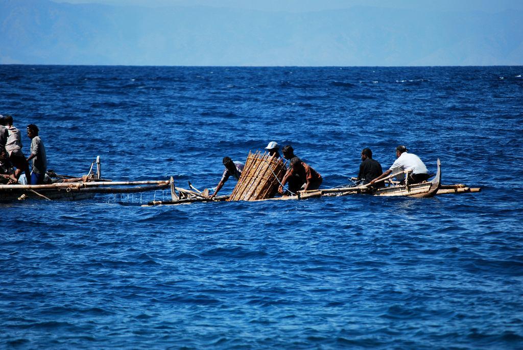 tergantung pada alam secara turun temurun sejak nenek moyang mereka. Para nelayan ini menempati wilayah di sekitar pesisir.