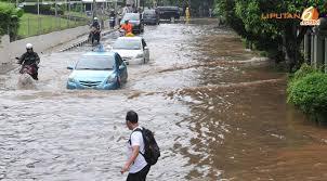 79 3. Banjir Peristiwa banjir diawali dengan curah hujan yang sangat tinggi. Curah hujan dikatakan tinggi jika hujan turun secara terus-menerus dan besarnya lebih dari 50 mm per hari.