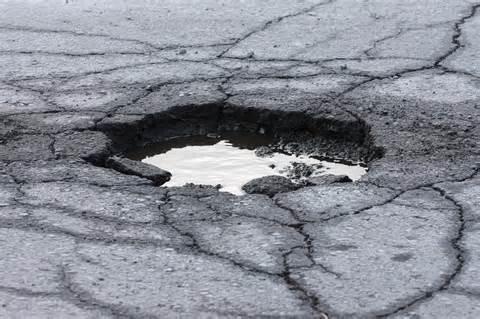9 Tambalan pada Galian Utilitas 9. Lubang (Potholes) Kerusakan ini dapat menampung dan meresapkan air pada bahu jalan.