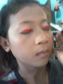 Foto pengaplikasian sudut mata (dokumentasi: Angelina W,2012) 11) Setelah sudut mata berikan highlight pada tulang mata dibawah alis menggunakan eyeshadow I warna