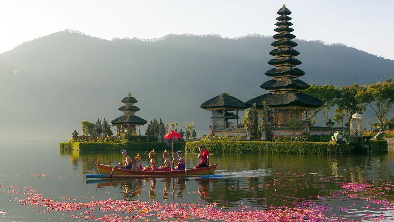 Cultură, temple, palate şi natură paradisiacă INDONEZIA BALI Jakarta Jogjakarta Prambanan Borobudur Jombang Tosari Muntele Bromo Surabaya Ubud Bali O călătorie exotică în Indonezia, într-o lume care