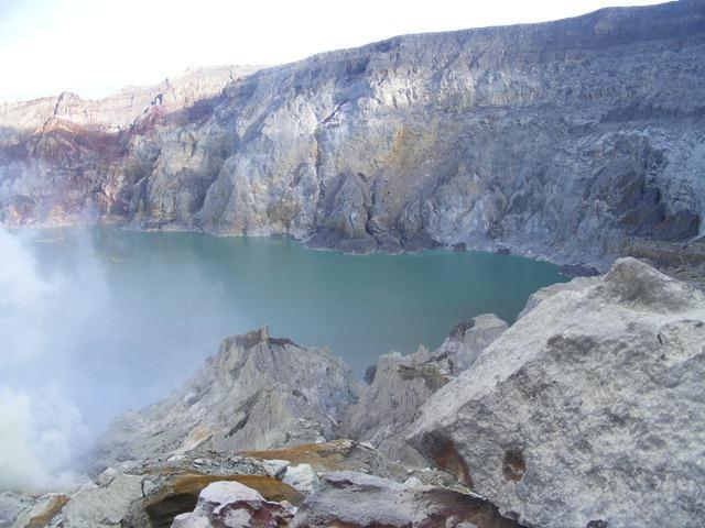 10 menghasilkan air danau yang sangat asam (ph < 1) dan mengandung bahan terlarut dengan konsentrasi sangat tinggi (Badan Geologi 2014).