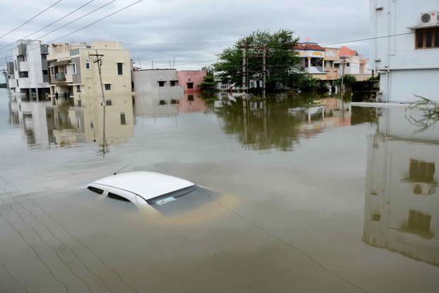Gambar 1.1 Bencana banjir terjadi yakni sebanyak 787 kejadian hampir setiap musim penghujan diikuti puting beliung (716) melanda Indonesia. Setiap dan tanah longsor (614).