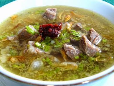 Pendahuluan Soto menjadi makanan khas Indonesia karena bahan-bahannya mudah didapatkan yang terdiri dari daging dan tulang, bumbu dari sayuran penyedap, bahan pemberi aroma yang khas serta bahan