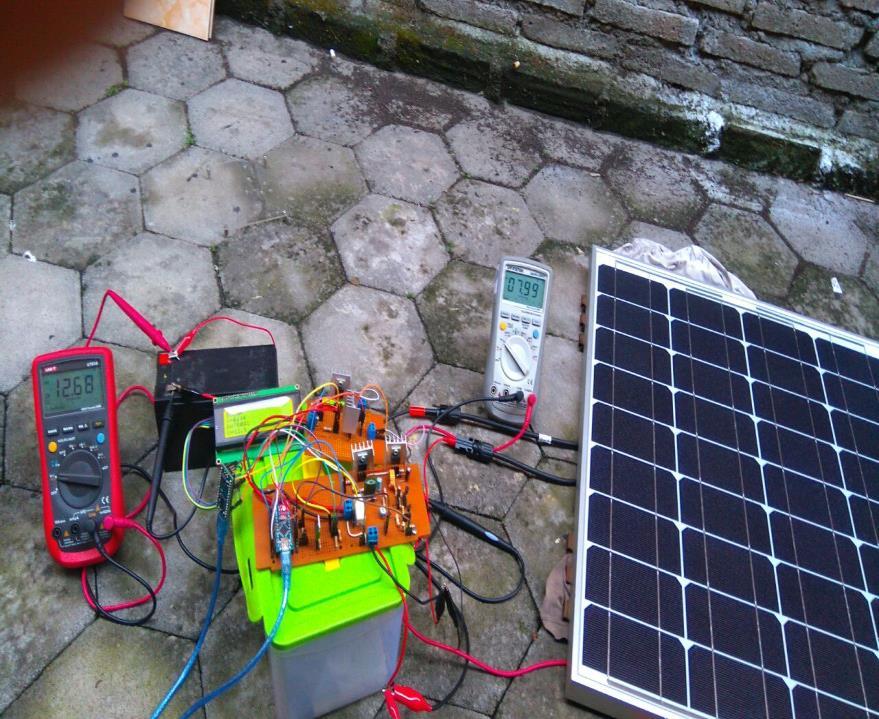 Gambar 4.4. Pengujian pengisian baterai dengan tegangan masukan panel surya Tabel 4.4. Pengujian pengisian baterai dengan tegangan masukan panel surya Jam Vout panel surya Arus Vout charging Vbaterai 10.