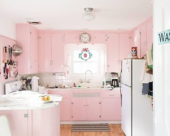 Warna pink termasuk yang paling mudah diaplikasikan ke berbagai gaya interior, dari klasik, modern hingga retro ala tahun jadul.