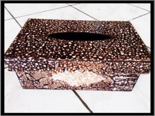 limbah serabut kelapa Total Karya 15 Salah satu karya Mozaik dan Kolase yang dibahas, 1. Kotak Tisu dengan tekstur luar berbahan limbah kulit telur Gambar 4.