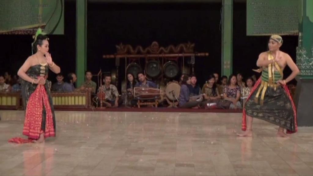 Garis-garis di lantai tari yang dilalui oleh seorang penari sebagai garis acuan bagi penari disebut