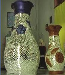 Disebut dibuat pecahan hiasan berwarna pecahan keramik yang kaca dan dari biji-bijian Prakarya Mozaik