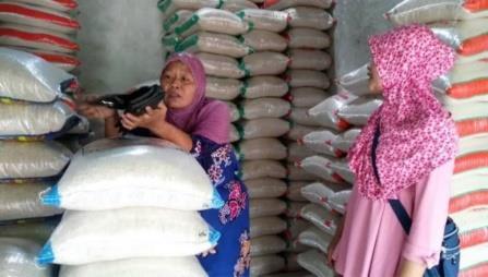 3. Bu Yani membeli satu karung beras dengan berat 60kg dan tarra 5 % seharga Rp. 760.000,00. Kemudian Bu Yani menjual kembali beras tersebut secara ecer seharga Rp.