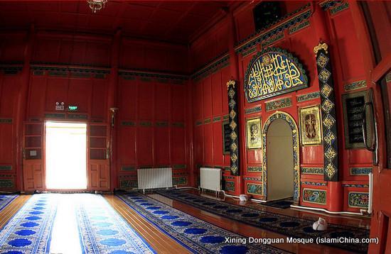 Gambar 1.3: Masjid Dongguan di Qinghai, Cina Gambar 1.4 : Gerbang Masuk Masjid (Sumber : www.islamicina.com) (Sumber : www. www.islamicina.com ) Gambar 1.