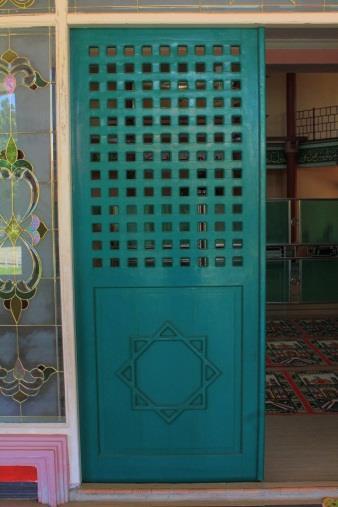 dulu dipakai pada bangunan resmi kerajaan Cina tapi di tempat ibadah klenteng atau vihara sudah banyak memakai formasi pintu tersebut.