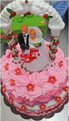 Koreksi untuk kelompok 4 adalah pada bagian atas cake masih terlihat polos, meskipun sudah ada tulisan. Di sekitar tulisan happy wedding sebaiknya ditambahkan hiasan, misalnya bunga kecil.