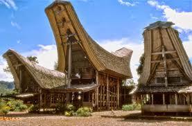 Perubahan yang terjadi pada arsitektur rumah adat Toraja saat ini terdapat pada unsur visual atap Tongkonan dengan beberapa bangunan lain di Toraja yang menampilkan bentuk atap yang sama, meskipun