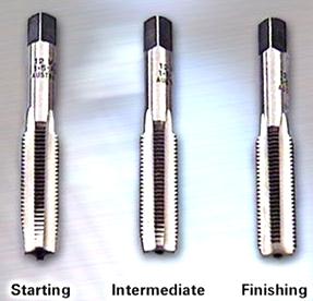 Untuk pembuatan setiap tingkat ukuran ulir diperlukan satu set tap yang terdiri dari tiga buah tap yang masing-masing harus digunakan secara berurutan sesuai dengan tingkat volume pemotongannya.