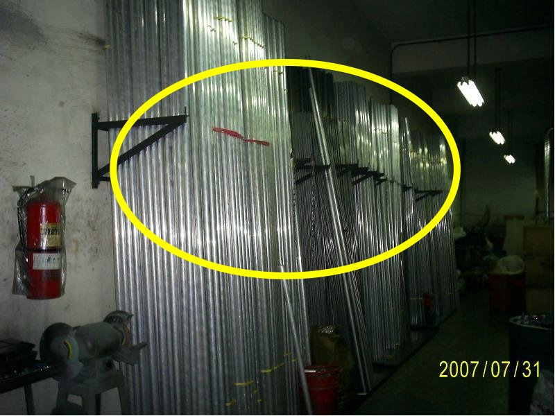 4-7 Penempatan pipa besi yang salah yang dapat menyebabkan jatuh Tempat menaruh bahan besi yang tidak terpasang alat penahan