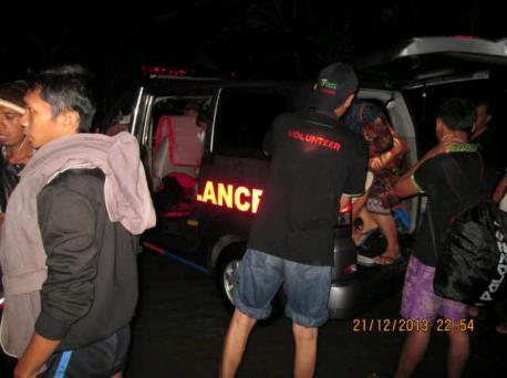 Evakuasi Bersama relawan BMT Jawa Tengah, DMC DD mengirimkan tim evakuasi untuk membantu sebagian warga korban banjir di Desa Krandegan pada 20/12/2013.