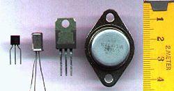 Transistor adalah alat semikonduktor yang dipakai sebagai