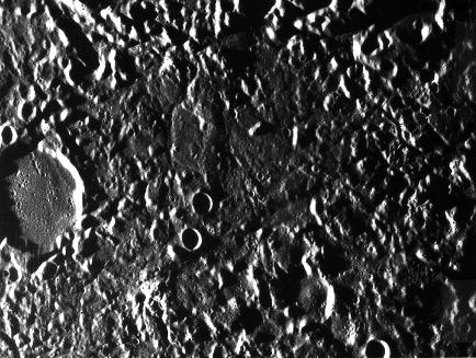 Kawah yang paling besar adalah Caloris Basin dengan diameter 15,000