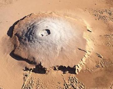 Mars mempunyai gunung tertinggi di Tata Surya (volcano Olympus Mons), dengan ketinggian mencapai 25 km, dan ngarai yang paling panjang (Valles