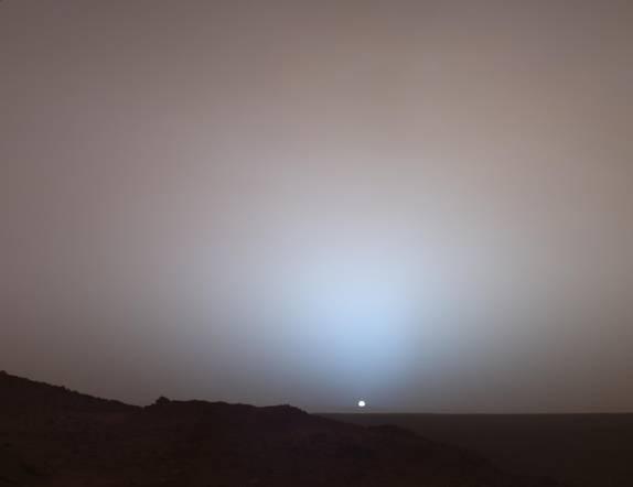 Mars diselimuti oleh atmosfer tipis yang sebagian besar tersusun