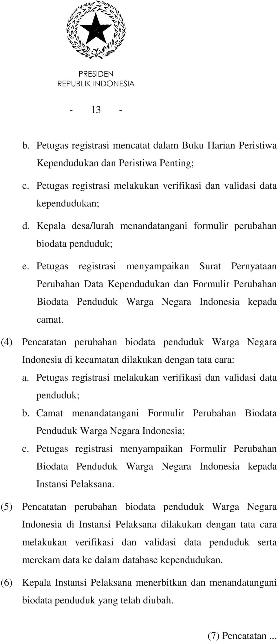 Petugas registrasi menyampaikan Surat Pernyataan Perubahan Data Kependudukan dan Formulir Perubahan Biodata Penduduk Warga Negara Indonesia kepada camat.