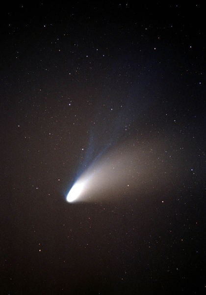 Komet Hale-Bopp Komet Hale-Bopp ditemukan oleh dua ahli astronomi pada malam yang sama di tahun 1995. Hebatnya, dua ahli astronomi ini berada di tempat yang berbeda terpisah ratusan kilometer.