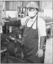 Contoh (1) 7 Operator welding memakai APD yang lengkap, antara lain: Sarung tangan Welding mask Topi Safety shoes Contoh (2) 8