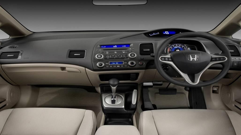 Posisi instrumen speedometer di Toyota Vios (atas) ditengah, memiliki keuntungan pandangan pengemudi ke depan lebih luas, tetapi memiliki kerugian mata pengemudi harus melirik ke samping untuk