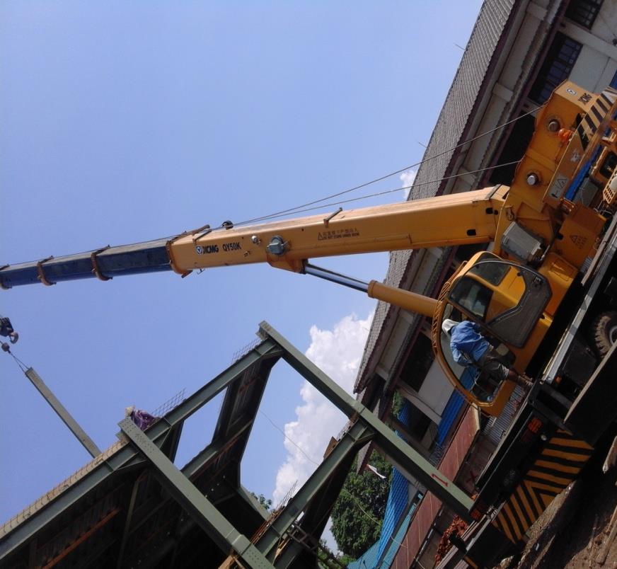 20 Gambar 2.7 Alat Berat Mobile crane XCMG QY50K pada Proyek pembangunan RSJ Ratumbuysang Sumber : Dokumentasi Lapangan Proyek Pembangunan RSJ Ratumbuysang KELEBIHAN MOBILE CRANE : 1.