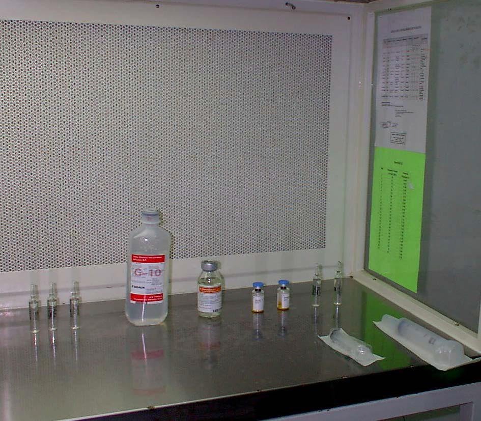 Preparasi syringe dan jarum Bersihkan kemasan syringe dan jarum dengan akohol 70% Kemasan syringe dan