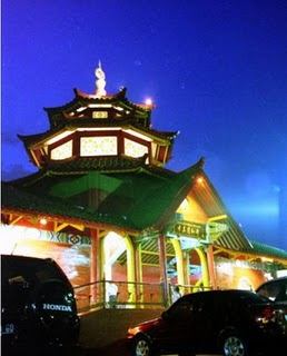 Al-Munawar, MA.) pada tanggal 28 Mei 2003. Nama masjid ini merupakan bentuk penghormatan pada Cheng Hoo, Laksamana asal Cina yang beragama Islam dalam hal penyebaran agama Islam.