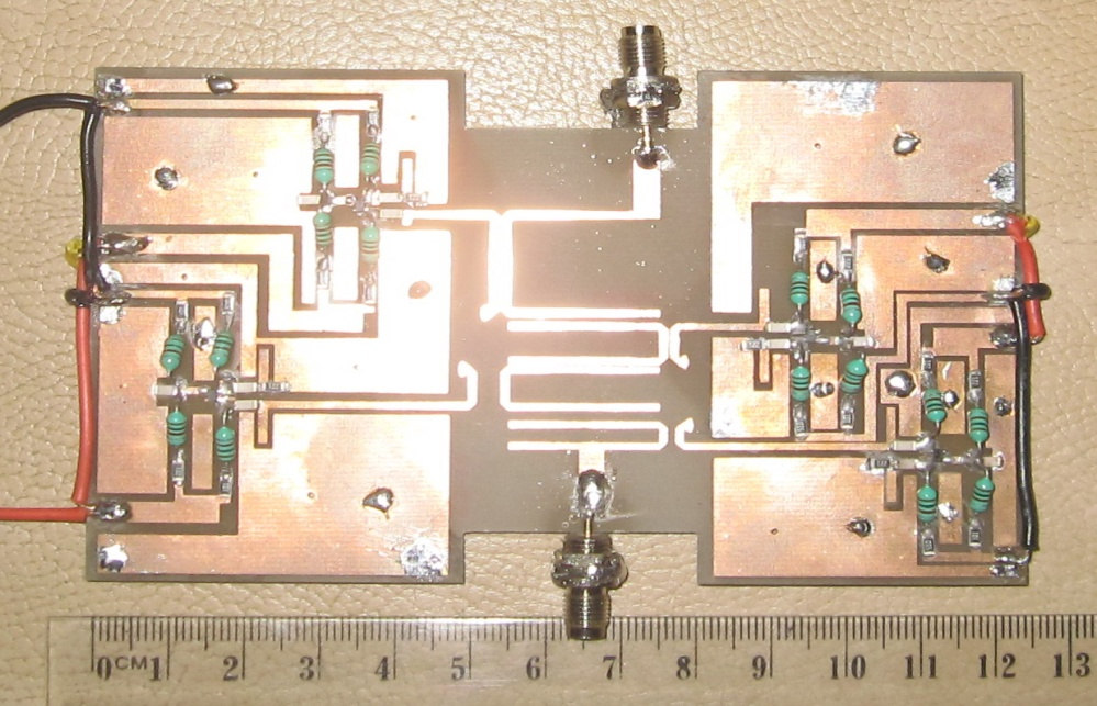 52 4.3.6 Layout PCB BPF Aktif Mikrostrip Hairpin Layout PCB yang dihasilkan untuk rangkaian BPF aktif mikrostrip Hairpin dengan resistansi negatif diperlihatkan pada Gambar 4.