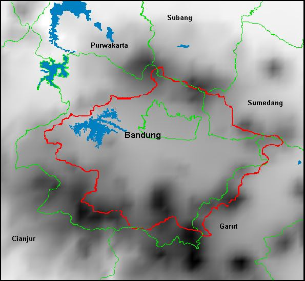 Gambar 3-1:Cekungan Bandung (garis merah: Cekungan Bandung, garis hijau: batas wilayah administrasi, biru: waduk, warna yang semakin gelap menunjukkan topografi yang semakin tinggi) Kondisi tidak