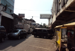 Di pinggir Jl. Pekojan saat ini memang dipenuhi pertokoan, dari toko kaca, toko obat tradisional Cina, toko emas dan lain-lain.