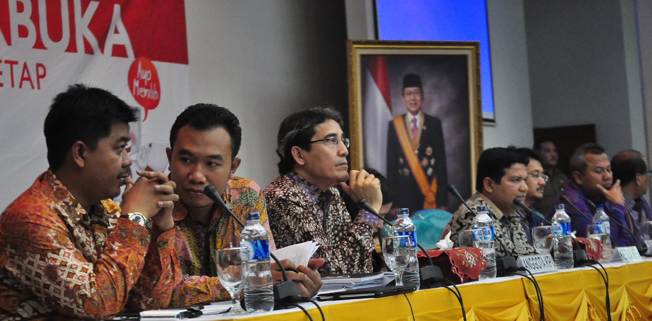 Para Komisioner KPU memimpin Rapat Pleno DPT Pemilu DPR, DPD dan DPRD di