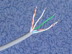 3. Kupas kedua ujung kabel UTP hingga terlihat kabel orange putih, orange, hijau putih, hijau, biru putih, biru, coklat putih, dan coklat. 4.